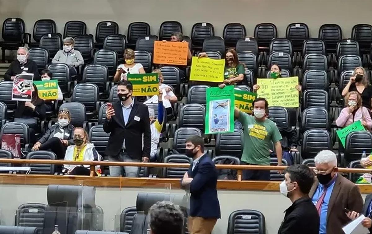 Masculinidade frágil e fake news levam homens a rejeitar vacinação